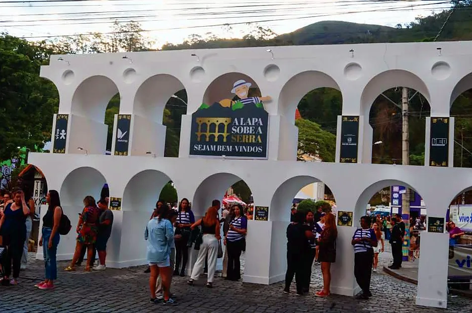 Cenografia dos Arcos da Lapa montada em praça, à luz do fim de tarde